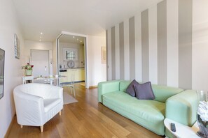 Una televisión, un reproductor estéreo