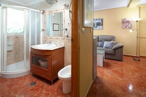 Shower, hair dryer, towels - Apartment 'Torre Del Mar' with Shared Pool, Shared Garden and Air Conditioning (Torre del Mar)