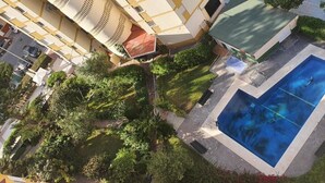 A residential building with a swimming pool surrounded by greenery. - Apartment 'Torre Del Mar' with Shared Pool, Shared Garden and Air Conditioning (Torre del Mar)