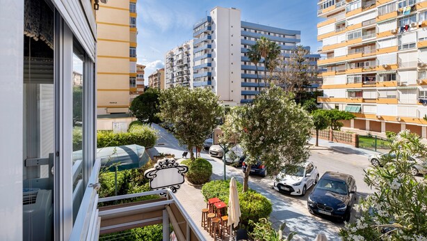 A residential building with balconies, a street view, and parked cars. - Apartment 'Torre Del Mar' with Shared Pool, Shared Garden and Air Conditioning (Torre del Mar)
