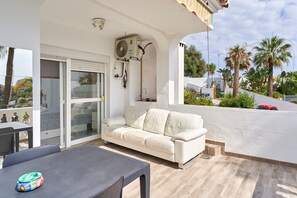 Outdoor dining - 'Las Rosas House' Apartment with Sea Views, Wi-Fi and Air Conditioning (Nerja)