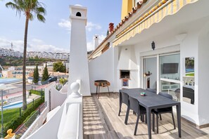 Outdoor dining - 'Las Rosas House' Apartment with Sea Views, Wi-Fi and Air Conditioning (Nerja)