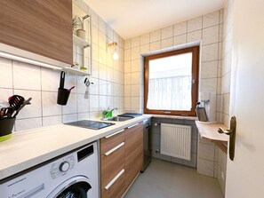 Refrigerador, microondas, placa de cocina, lavavajillas