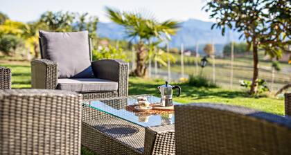 Ferienwohnung 'Weitblick Kaltern' mit Bergblick, privater Terrasse und Garten