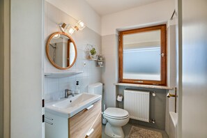 Baignoire, sèche-cheveux, serviettes fournies