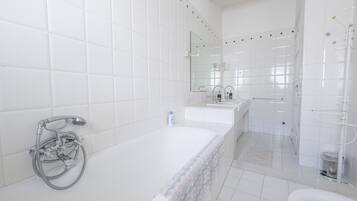 Badewanne, Haartrockner, Handtücher