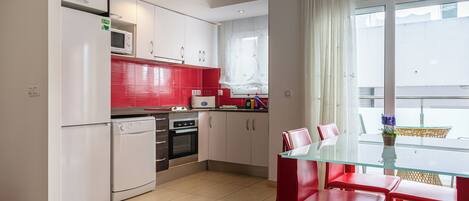 Frigorifero, microonde, forno, piano cottura