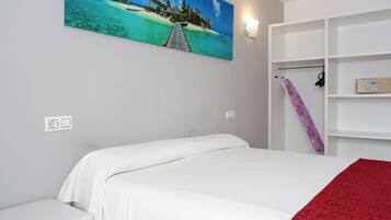 1 slaapkamer, een strijkplank/strijkijzer, gratis wifi, beddengoed