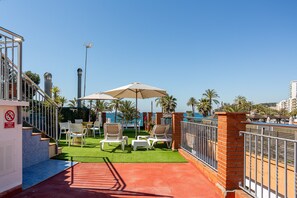 A rooftop terrace with outdoor seating, a pool, and a clear view of the city skyline. - Apartment 'S23 Sa Caleta ' with Sea View, Wi-Fi and Air Conditioning (Lloret de Mar)