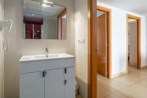 Shower, hair dryer, towels - Apartment 'S23 Sa Caleta ' with Sea View, Wi-Fi and Air Conditioning (Lloret de Mar)