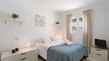 3 slaapkamers, een strijkplank/strijkijzer, gratis wifi, beddengoed