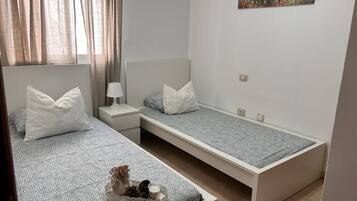 3 slaapkamers, een strijkplank/strijkijzer, gratis wifi, beddengoed