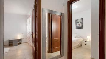 3 slaapkamers, een strijkplank/strijkijzer, gratis wifi, beddengoed