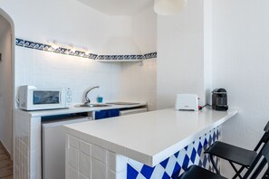 Réfrigérateur, micro-ondes, plaque de cuisson, cafetière/bouilloire