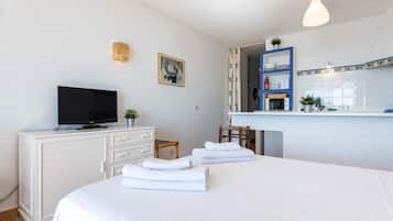 1 habitación, tabla de planchar con plancha, wifi gratis y ropa de cama