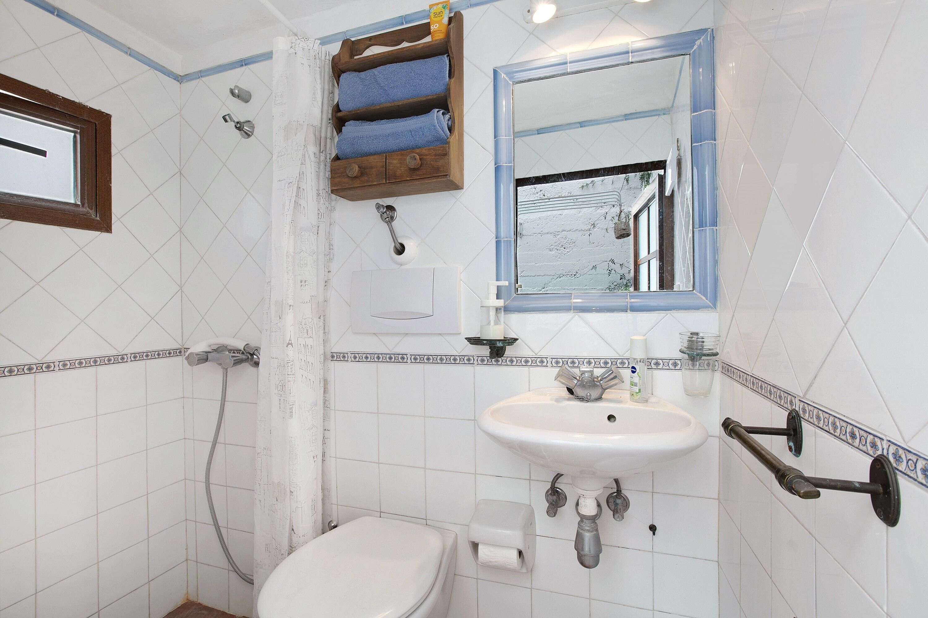 Een douche, handdoeken