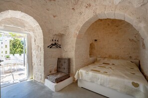 4 bedrooms, iron/ironing board, free WiFi, bed sheets - Villa 'Stellina e Trullo Cecé' with Private Terrace, Wi-Fi and Air Conditioning (ostuni)