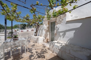 Outdoor dining - Villa 'Stellina e Trullo Cecé' with Private Terrace, Wi-Fi and Air Conditioning (ostuni)