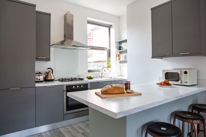 Modern Luxury Apartment, Sleeps 6, Best Location