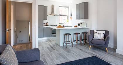 Modern Luxury Apartment, Sleeps 6, Best Location