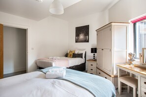 2 chambres, bureau, chambres insonorisées, fer et planche à repasser