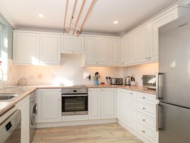 冰箱、洗碗机、电热水壶、烤面包机