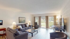 Căn hộ, 2 phòng ngủ | Khu phòng khách | Smart TV 