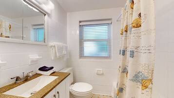 Apartment, 2 Bedrooms | Bathroom | Towels