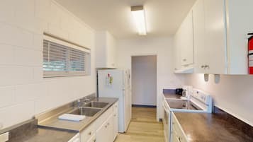 Apartemen, 2 kamar tidur | Dapur pribadi | Lemari es, oven, mesin pembuat kopi/teh, dan pemanggang roti