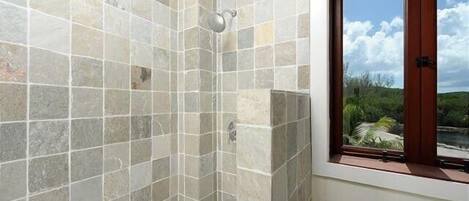 House, 6 Bedrooms | Bathroom | Towels