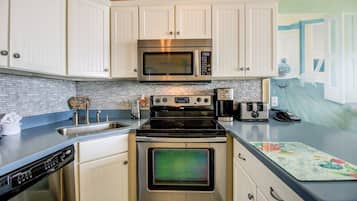 Condo, 1 Bedroom | Private kitchen | Fridge, oven, coffee/tea maker, toaster