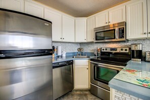 Condo, 1 quarto | Cozinha privada | Geladeira, fogão, cafeteira/chaleira, torradeira