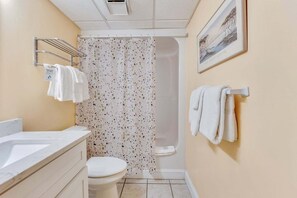 Condo, 1 phòng ngủ | Phòng tắm | Khăn tắm, dầu gội 