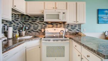 Condo, 1 Bedroom | Private kitchen | Fridge, oven, coffee/tea maker, toaster