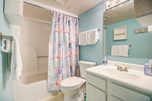 Condo, 1 Bedroom | Bathroom | Towels, shampoo