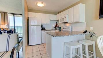 Lejlighed - 1 soveværelse | Privat køkken | Køleskab, ovn, kaffe-/temaskine, brødrister