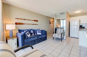 Living area - 0610 Smooth Sailing by Atlantic Towers (Carolina Beach)