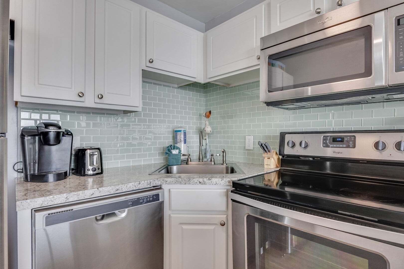 Refrigerador, horno, cafetera/tetera, tostadora