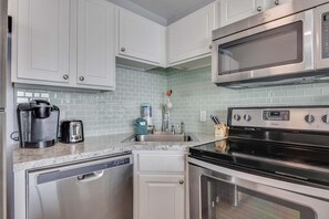 Condo, 1 Bedroom | Private kitchen | Fridge, oven, coffee/tea maker, toaster - 1106 Seaward Way by Atlantic Towers (Carolina Beach)