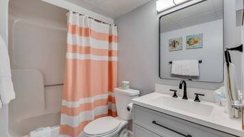 Condo, 1 Bedroom | Bathroom | Towels, shampoo