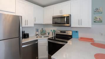 Condo, 1 Bedroom | Private kitchen | Fridge, oven, coffee/tea maker, toaster