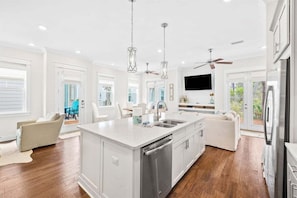 Fridge, microwave, oven, stovetop - Bikes + Golf cart ~ 2 Pools! (Inlet Beach)