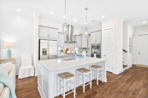 ثلاجة، ميكروويف، فرن، موقد طهي مسطح