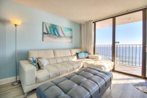 Condo, 1 Bedroom | Living area