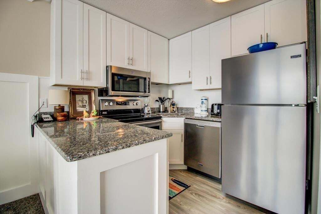 Condo, 1 Bedroom | Private kitchen | Fridge, oven, coffee/tea maker, toaster