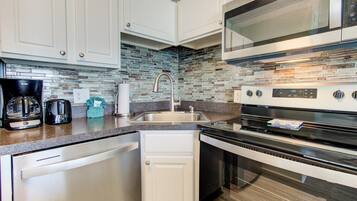 Condo, 2 habitaciones | Cocina privada | Refrigerador, horno, cafetera y tetera y tostadora