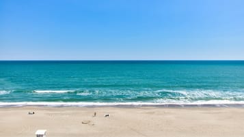 Condo, 2 habitaciones | Playa | En la playa