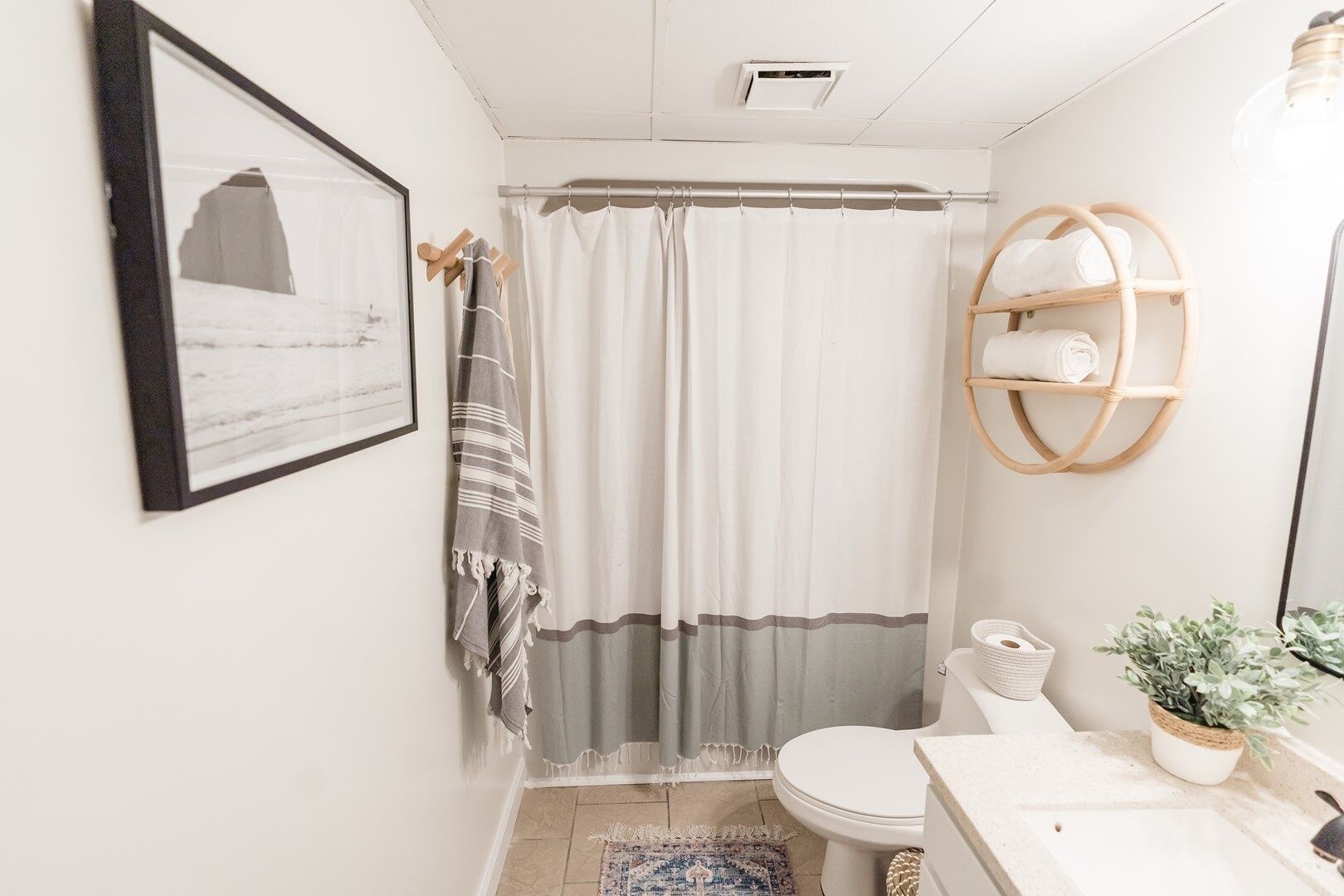 0912 White Linen Room 2 Bedroom Condo by Redawning