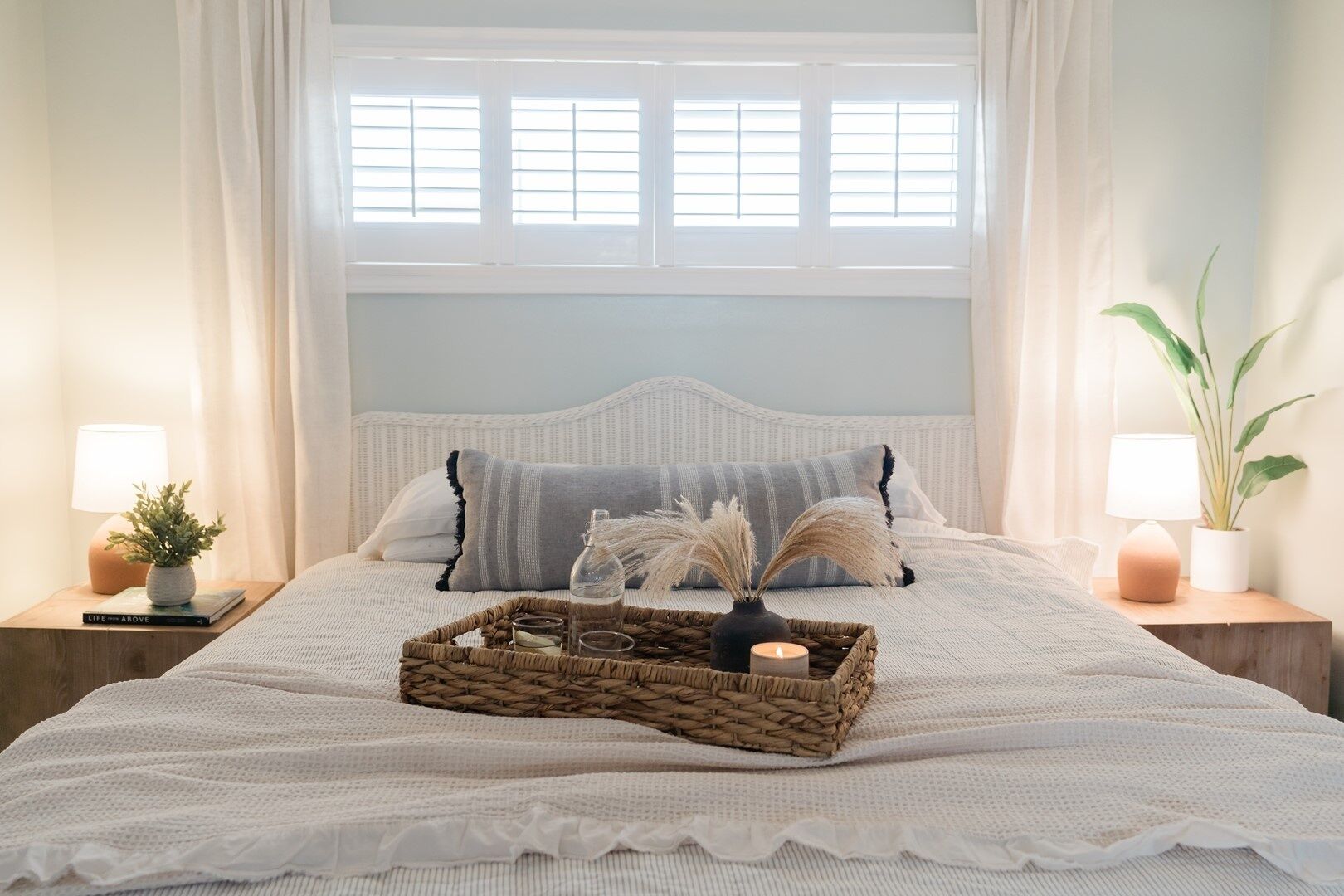 0912 White Linen Room 2 Bedroom Condo by Redawning