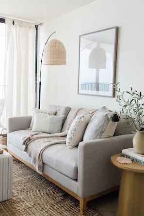 Condo, 2 quartos | Área de estar